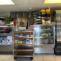 Lindy's Deli - Walking inside