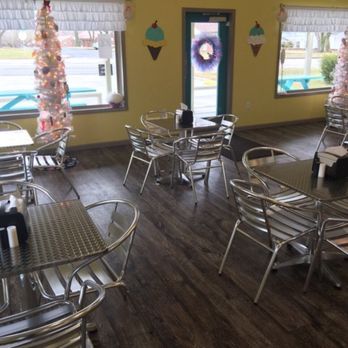 Sandy's Sweet Shop - empty tables and chairs - Desserts Near Me - Lebanon, Kentucky Sandy's Sweet Shop - empty tables and chairs - Desserts Near Me - Lebanon, Kentucky