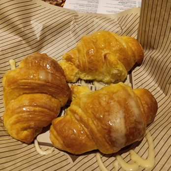 Cheddar's Scratch Kitchen - Complimentary glazed croissants. Really yummy. - American Near Me - Albuquerque, New Mexico
