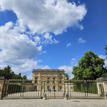 Le Petit Trianon - Castles Near Me