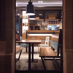 Taberna Dos Chata - La misma piedra lavada pero madera más clara, blancos, turquesas y luces, muchas luces son el secreto de este restyling!