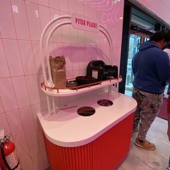 Saucy! by KFC - Trash can working overtime - Fast Food Near Me - Orlando, Florida Saucy! by KFC - Trash can working overtime - Fast Food Near Me - Orlando, Florida