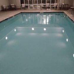 Holiday Inn Express & Suites Ooltewah Springs-Chattanooga - Crystal clear heated pool