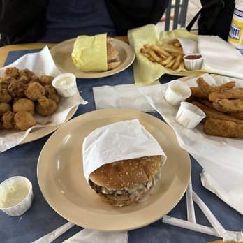 Avocado Burger - Mushroom burger, avocado burger with fried mushrooms, zuchinni and potatoes. All fresh and delicious! - Breakfast & Brunch Near Me - Ontario, California
