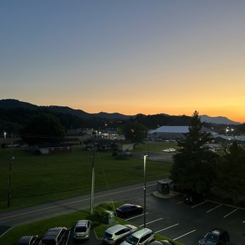 Twin Mountain Inn & Suites - Hotels Near Me - Pigeon Forge, Tennessee