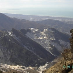 Marmorbrueche und Sehenwuerdigkeiten - Sicht von Campocecina (m.1.320) auf die Marmorbrüche von Carrara und die Meeresküste .