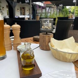 Jann Hinsch Hof - Tisch im überdachten Aussenbereich
