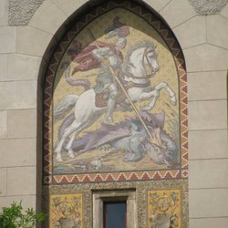 Mitteltor Torhaus - Der reitende Drachentöter. Mosaik links auf dem Mitteltor.:)