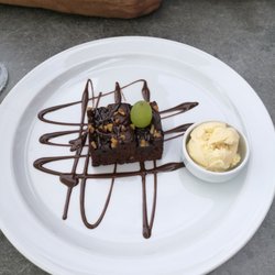 Bollinis Restaurant - Chokoladekage med is