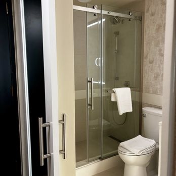 Hotel Captain Cook - Bathroom - Hotels Near Me - Anchorage, Alaska Hotel Captain Cook - Bathroom - Hotels Near Me - Anchorage, Alaska