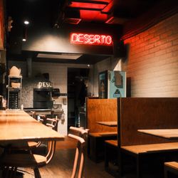 Deserto Pizzeria - Indoor dining area