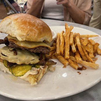 801 Local - 801 Local burger with gouda and harissa aioli - New American Near Me - Frontenac, Missouri