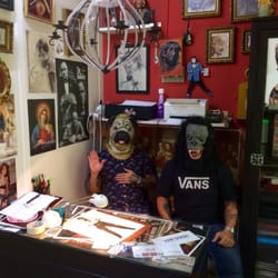 Hollywood Tattoo - Pitu y Fran en la recepción de Hollywood Tattoo deseando de atenderte con su mejor sonrisa.