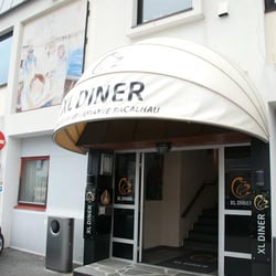 XL Diner - Entrance - don't judge the book by it's cover!