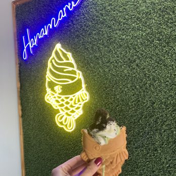 Hanamaru Cafe - Soft serve vanilla & matcha swirl with Oreo dust - Japanese Near Me - San Antonio, Texas