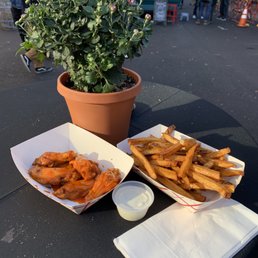 Good crispy wings. Thick and flavorful fries. Thick ranch. All around, great!!