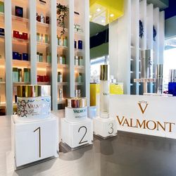 Touch N Glam - Valmont 40 years limited edition renewing pack