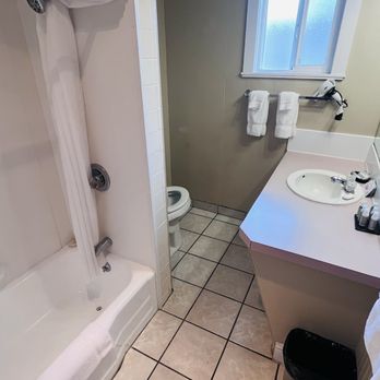 Pacific Reef - Bathroom area, small but sufficient - Resorts Near Me - Gold Beach, Oregon Pacific Reef - Bathroom area, small but sufficient - Resorts Near Me - Gold Beach, Oregon