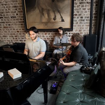Halls Chophouse - Main bar and dining area musicians - Steakhouses Near Me - Charleston, South Carolina Halls Chophouse - Main bar and dining area musicians - Steakhouses Near Me - Charleston, South Carolina
