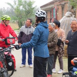 China By Bike - Begegnung mit neugierigen Dorfbewohnern in Shandong