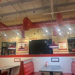 Freddy's Frozen Custard & Steakburgers - Interior