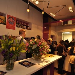 Tempo Tea Bar - The store in the evening