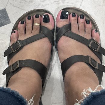 Lan’s Nails  - Such a good clean job with the toes!! - Nail Salons Near Me - Urban Honolulu, Hawaii