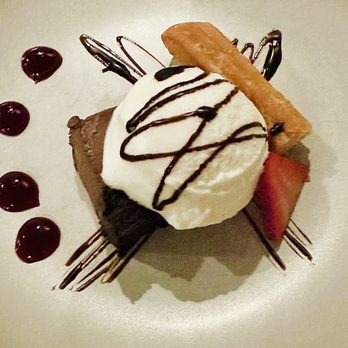 Puerto 511 - Dulce final - homemade ice cream and chocolate mousse cake - Peruvian Near Me - Baltimore, Maryland