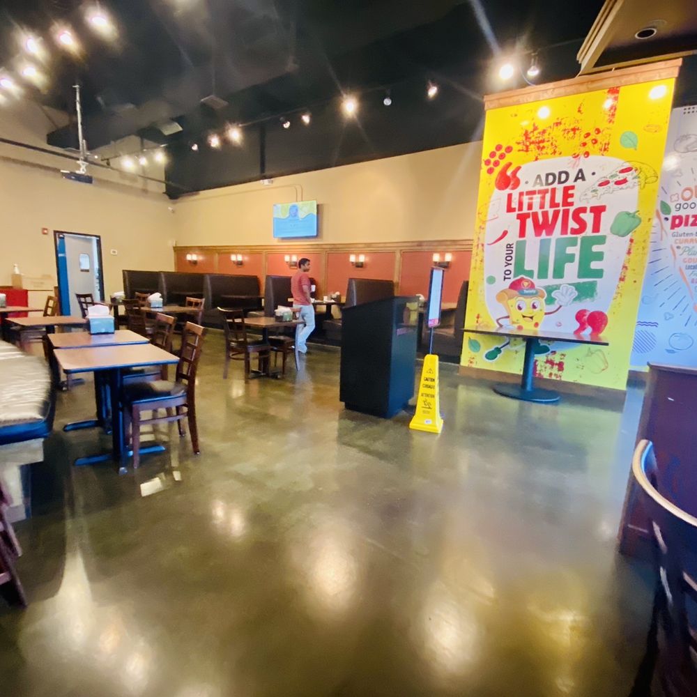 Pizza Twist - Inside - Pizza Near Me - Franklin, Tennessee Pizza Twist - Inside - Pizza Near Me - Franklin, Tennessee