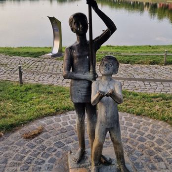 Regenschirm-Brunnen - Kinder unterm Regenschirm und Pfaffenteich - Landmarks & Historical Buildings Near Me - Schwerin, MV