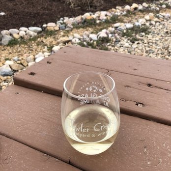 Jowler Creek Vineyard & Winery - Wine Tasting Room Near Me - Platte City, Missouri
