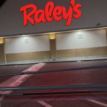 Raley's - Entrance - Grocery Near Me - Sacramento, California
