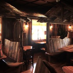Yellow Deli - Cozy booths