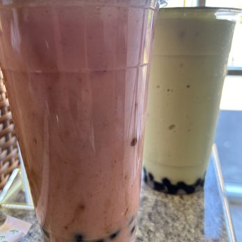 Pho Hoang - Strawberry smoothie with boba pearls, avocado smoothie with boba pearls - Vietnamese Near Me - Vallejo, California Pho Hoang - Strawberry smoothie with boba pearls, avocado smoothie with boba pearls - Vietnamese Near Me - Vallejo, California