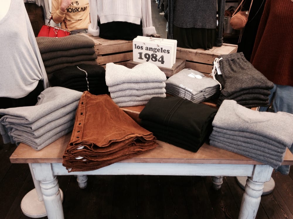 BRANDY MELVILLE Updated September 2024 Via Frattina 109, Roma