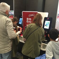 KFC - Il faut scanner son gobelet pour pouvoir se servir à boire... un parcours du combat!