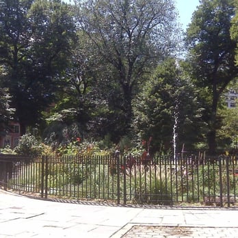 Stuyvesant Square - Please excuse the poor quality of my photo... the park was very pretty (not like my picture) - Dog Parks Near Me - New York, New York