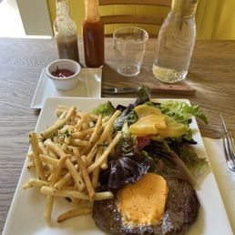 Steak frites.