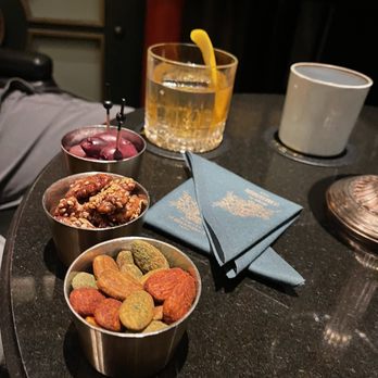 Le Bar Botaniste - Old fashioned with mixed bar nuts - Lounges Near Me - Paris, 75