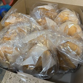 Kam Hing Bakery - How sponge cakes are packed in the box. - Bakeries Near Me - New York, New York Kam Hing Bakery - How sponge cakes are packed in the box. - Bakeries Near Me - New York, New York