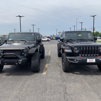 Larry Roesch Chrysler Jeep Dodge RAM - Easy and enjoyable Trade in.. - Car Dealers Near Me - Elmhurst, Illinois
