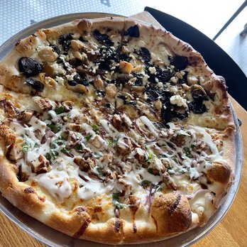 Pies & Pints - Lexington - Chipotle chicken and mushroom garlic - Pizza Near Me - Lexington, Kentucky Pies & Pints - Lexington - Chipotle chicken and mushroom garlic - Pizza Near Me - Lexington, Kentucky