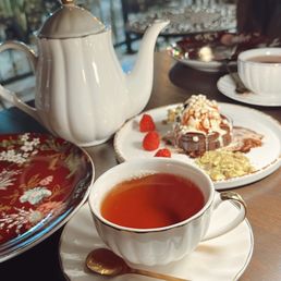 Tea pot and lava cake. So cute! Tea pot and lava cake. So cute!
