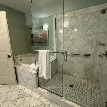 Woolley's Classic Suites - Bathroom - Hotels Near Me - Aurora, Colorado
