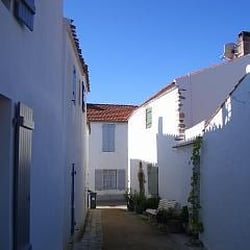 L'auberge du chateau - Un petit banc pour les promeneurs (il est attaché au mur avec un antivol, on ne sait jamais !)