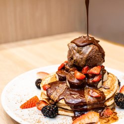 MOAK Pancakes Neude - The Infamous: banana, homemade Belgian chocolate sauce, cinnamon, choco ice cream, strawberries, blackberries and peanut butter.