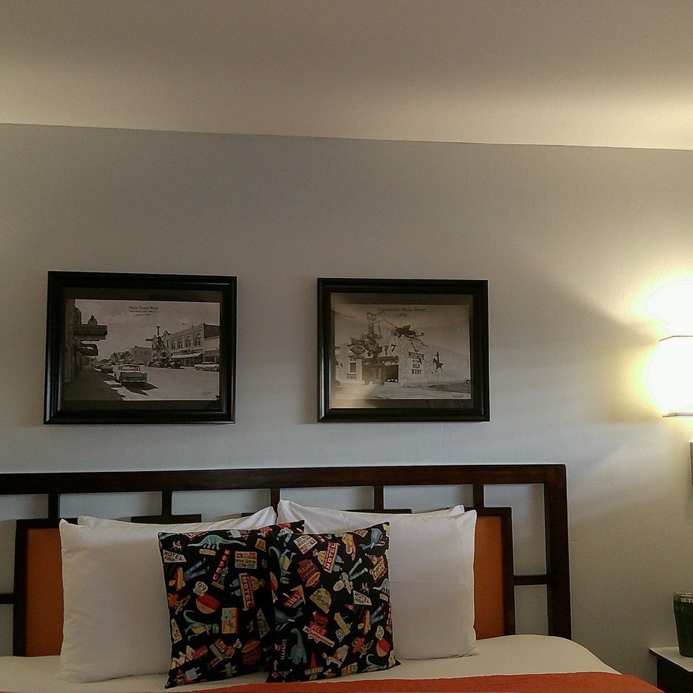 Motel Safari - Bed area with 50s decor - Hotels Near Me - Tucumcari, New Mexico Motel Safari - Bed area with 50s decor - Hotels Near Me - Tucumcari, New Mexico