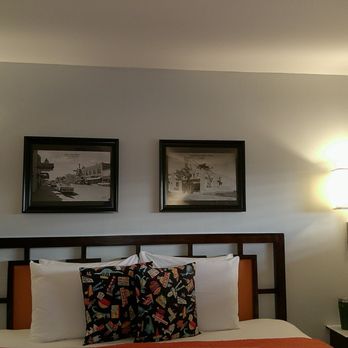 Motel Safari - Bed area with 50s decor - Hotels Near Me - Tucumcari, New Mexico Motel Safari - Bed area with 50s decor - Hotels Near Me - Tucumcari, New Mexico