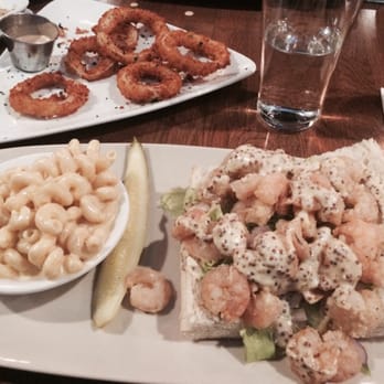 Nobel House - Shrimp po'boy with a side of Mac n cheese! Glimpse of remnants of tasty onion rings. - Breakfast & Brunch Near Me - Geneva, Illinois