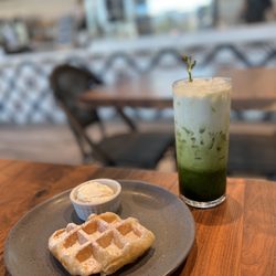 Artisan - 7 Leaves & Crema Bakery - 4/15/2022 croffle + green thai tea